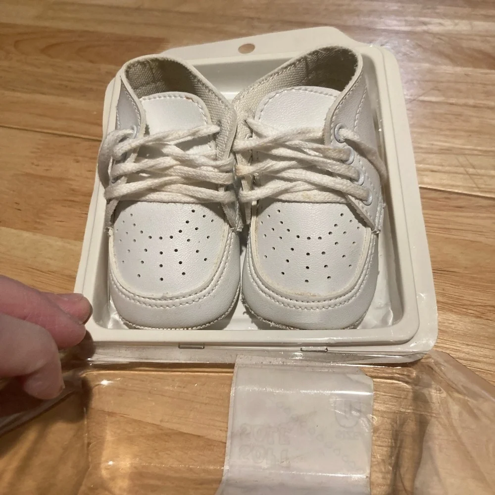 Vintage Soft Sole baby shoes size 0. White in color in original box